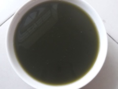 Rửa sạch lá sâm nam, rồi vò lá với 350ml nước sôi để nguội. Sau đó rây hỗn hợp và lược bỏ phần lá. Cho vào ngăn mát để sâm nam mau đông.