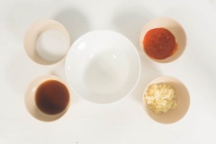 Pha sốt nước mắm bằng cách trộn đều hỗn hợp: 3 muỗng canh nước mắm, 2 muỗng canh đường, 1 muỗng canh tương ớt và 1 muỗng canh tỏi băm. Sau đó trộn gà và sốt trên chảo nóng khoảng 3 phút để gà thấm gia vị.