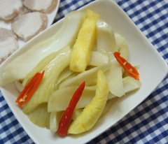 Cho dưa cải muối thơm ra đĩa, ăn kèm trong bữa cơm. Phần dưa chưa dùng đến thì bảo quản trong tủ lạnh để giữ được độ giòn và độ chua vừa phải.