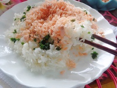 Ruốc cá hồi bổ dưỡng vị bùi bùi, béo thơm thích hợp cho vào cháo ăn dặm. Nếu không có điều kiện mua thì bạn có thể làm ngay mẻ ruốc cá hấp dẫn, an toàn cho bé nhà dùng dần nhé!
