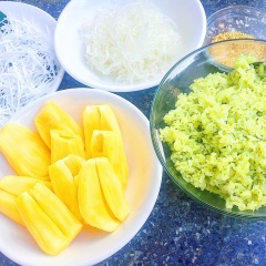 Phần dừa : Dừa nạo sợi cho vào nồi với 3,4 thìa ăn phở đầy đường với 2 thìa nước sên qua đến khi dừa trong lại và thấm vị ngọt thì cho thêm 1 chút vani vào để tạo mùi thơm.Phần nước cốt dừa : dừa nạo sợi cho vào máy say với 1 chút nước. Vắt lấy phần cốt đặc cho lên nồi với 1 chút đường, muối, vani và 1 chút bột năng để tạo độ sánh. Khi hồn hợp sôi nêm nếm vừa khẩu vị rồi tắt bếp để nguội.