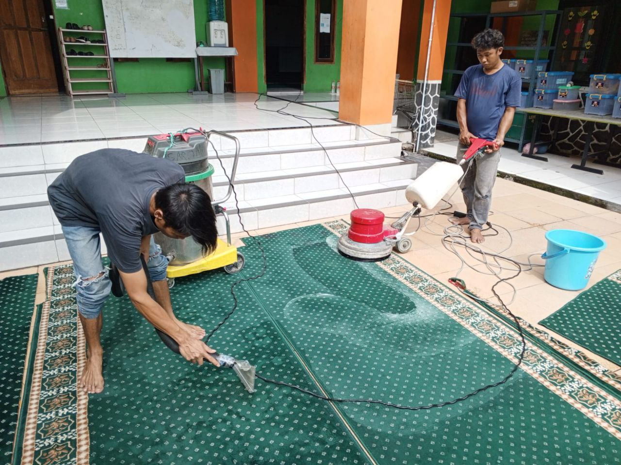 Dokumentasi cuci karpet masjid 7