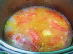 Đun nóng 2 muỗng canh dầu ăn. Khi dầu nóng cho hành tím vào phi thơm. Tiếp đến cho cà chua trên vào xào kĩ. Sau đó cho 1 tô canh nước cùng chút muối vào đun sôi. Nước sôi cho từ từ phần cơm mẻ ở trên vào, nêm nếm vừa ăn.