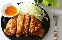 Khi ăn nhớ cắt nhỏ ra nhé! Có thể chấm tương ớt cay cay, ăn kèm bắp cải bào hay rau xanh tùy thích. Dùng với cơm nóng rất hợp.