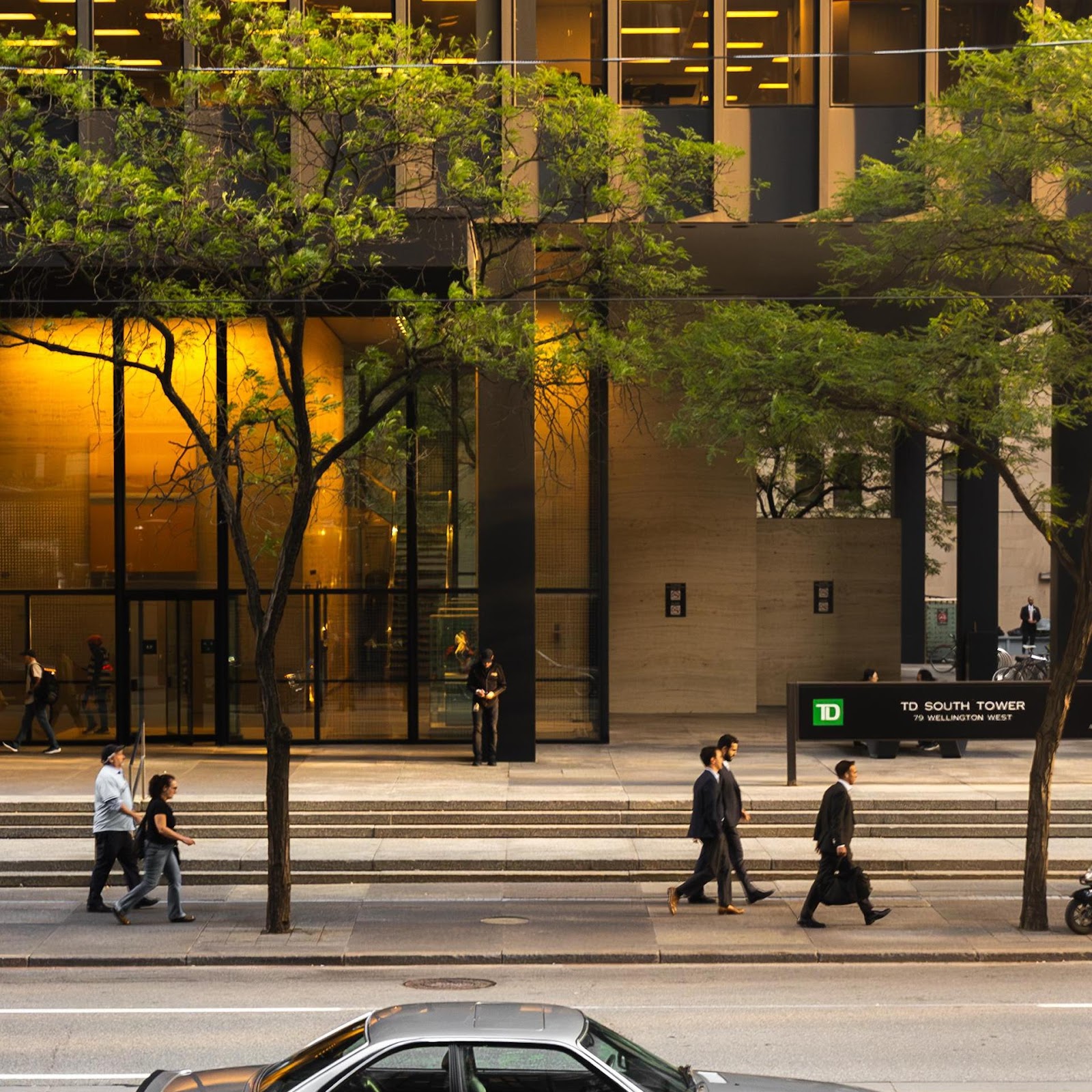 Download Classic BMW Coupe In Downtown 2K iPhone