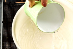 Bỏ khoảng 2 ly nước lớn vào nồi và thêm sả khô cắt nhỏ. Dùng nạo hoặc băm nhỏ gừng.
