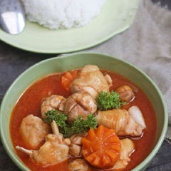 Hoà tan 1 muỗng canh bột năng với 2 muỗng canh nước lọc rồi cho vào nồi Lagu gà nấm nấu lửa nhỏ, khuấy nhẹ tay cho nước lagu sánh lại.