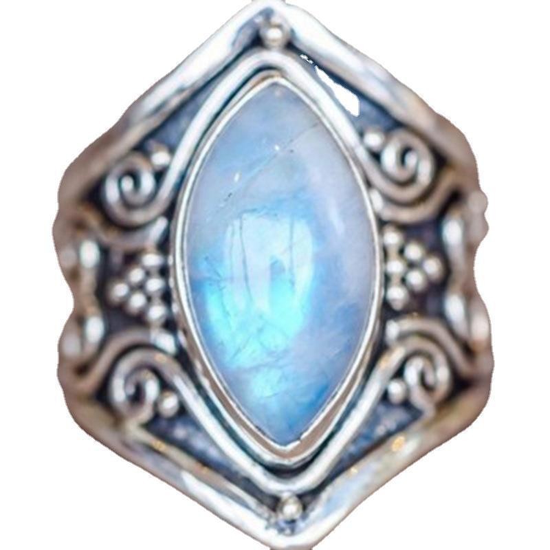 Ring mit Mondstein-Verzierung