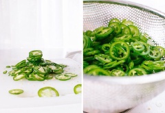 Ớt chuông và ớt jalapeno rửa thật sạch rồi để ráo. Ớt jalapeno xắt lát tròn mỏng vừa cỡ 4mm. Ớt chuông cắt thành miếng nhỏ vừa ăn. Tỏi lột vỏ, băm nhuyễn. Trong nồi nhỏ: cho 250ml giấm táo, 250ml nước, 2 muỗng canh mật ong, 1 muỗng cà phê muối vào, khuấy đềy rồi bắc lên bếp đun sôi cho hòa tan hoàn toàn. Ớt cho vào hũ, sau đó chế hỗn hợp giấm đã nguội vào là hoàn thành rồi đó.