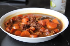 Món ăn có thể dùng kèm với cơm nóng hoặc bánh mì. Cà rốt và thịt bò đều là những thức ăn chứa nhiều vitamin và dinh dưỡng. Do đó, nhiều người thường kết hợp chúng lại tạo nên món cà rốt hầm thịt bò vừa ngon vừa bổ. Cà rốt hầm thịt bò dùng với cơm nóng hay bánh mỳ đều ngon.