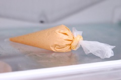 Cho sốt mayonnaise ra bát con, thêm tương ớt vào trộn đều. Cho sốt mayonnaise vào túi, đặt vào tủ lạnh 30 phút.