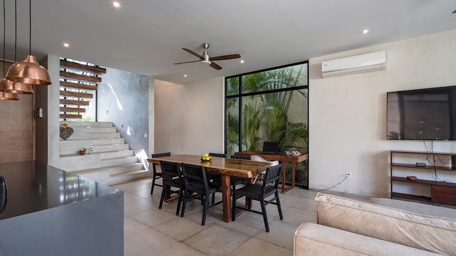 Airy dining under the fan