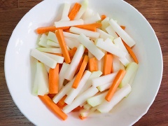 Su hào, cà rốt gọt vỏ, rửa sạch, thái miếng cỡ con chì hoặc cắt thành những que ngắn nhỏ có kích thước tuỳ ý.
