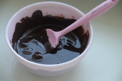 Làm nóng lò nướng ở nhiệt độ 180 độ C. Cho bơ và chocolate đen vào một chiếc tô, đặt chiếc tô này lên một nồi nước đang sôi, khuấy đều để bơ và chocolate trong tô tan chảy hết.