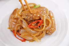 Dọn món ăn ra dĩa và dùng nóng ngay nào.
