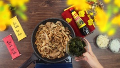Rong biển và nấm tuyết ngâm nở, lấy 50gr mỗi loại đem cắt nhỏ. Nấm kim châm rửa sạch, lấy 50gr cắt làm đôi. Làm nóng chảo với 2 muỗng canh dầu ăn, cho thịt vào xào ở lửa vừa 10 phút, sau đó thêm rong biển, nấm tuyết vào nấm kim châm vào xào thêm 10 phút nữa, nêm thêm 1/2 muỗng cà phê tiêu, xào đều lên cho thơm rồi tắt bếp.