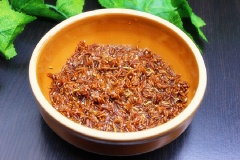 Cho vào vào tô sứ, thêm nước vào tô theo tỉ lệ với gạo 1.2 :1, cho vào lò hấp. Mở lò mức 3, chỉnh thời gian hấp là 55 phút.