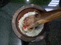 Tỏi bóc vỏ, giã nhuyễn cùng ớt, 2 muỗng canh đường trắng, 1/2 muỗng cà phê bột ngọt trong cối.