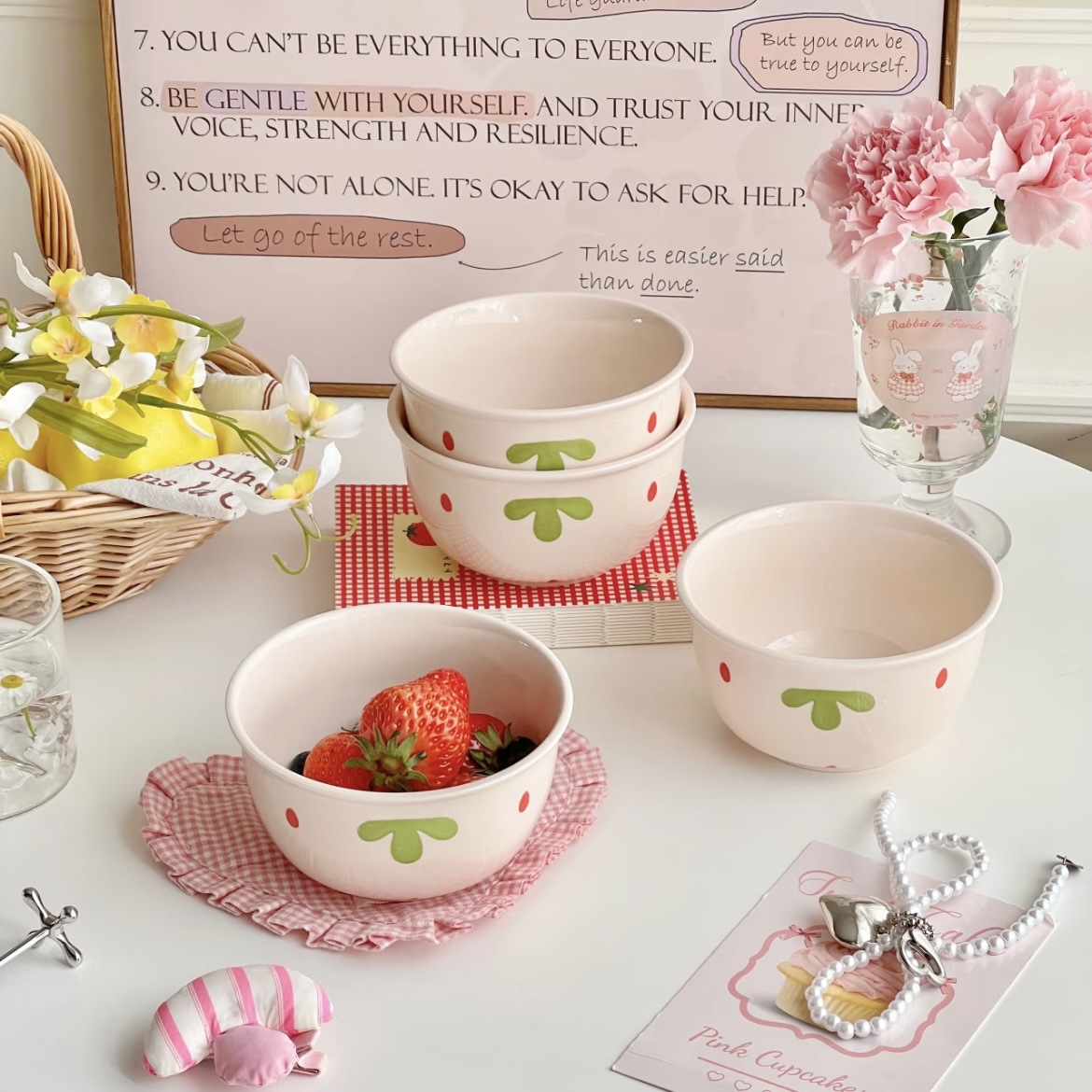 Ceramic bowl with strawberry motif, 11 cm diameter