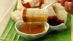 Bánh da lợn heo quay thơm ngon độc lạ và dễ làm với lớp bột béo béo thơm thơm vị nước cốt dừa, thêm lớp "da heo" dai dai thật hấp dẫn đúng không nào? Cùng Cooky vào bếp và thực hiện món bánh hấp dẫn này ngay thôi!