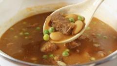 Trong lúc hầm thịt gần mềm thì bạn chuẩn bị một chiếc chảo khác để làm Roux. Đặt chảo lên bếp rồi cho 10gr bơ lạt vào đun chảy, sau đó cho 10gr bột mì vào đánh đều lên. Sau khi đã hầm đậu được 5 phút thì bạn đổ Roux vào nồi, khuấy đều để tạo độ sánh và hòa quyện với nước hầm bò.