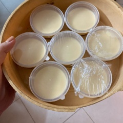 Mình cho hỗn hợp 1 sữa tươi không đường + 2 muỗng cơm sữa đặc và bắt lên bếp nấu cho nóng nhưng không để sữa sôi. Sau đó mình tắt lửa và để nguội.