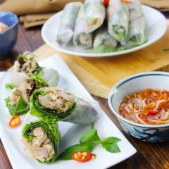 Bày trí bì cuốn ra đĩa, chấm cùng nước mắm chua ngọt cay thơm hấp dẫn. Bì cuốn là món ăn rất thích họp trong những dịp cuối tuần cùng đông đủ cách thành viên gai đình. 1 cây bì cuốn đơn giản nhưng đầy đủ dinh dưỡng từ rau, thịt, bánh tráng.