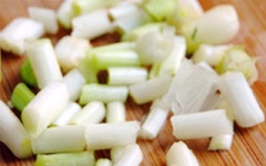 Hành tây bóc vỏ, băm nhỏ. Hành lá rửa sạch, cắt nhỏ đầu hành. Cà chua rửa sạch, cắt lát mỏng.