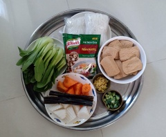 Sườn non chay ngâm nước cho nở mềm, sau đó rửa sạch và vắt ráo nước. Cắt sườn non thành những thanh dài, dày 1.5cm. Củ cải và cà rốt bào vỏ, cắt khối lớn. Cải thìa cắt gốc ngâm nước muối loãng 4 phút sau đó rửa lại nước sạch. Sả băm nhỏ, hành boa rô cắt mỏng. Làm nóng chảo với lượng dầu thực vật vừa đủ, cho sườn non chay vào chiên vàng. Vớt sườn ra dĩa.