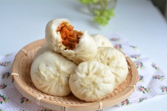 Sau khi đóng gói tất cả, cho bánh bao vào xửng hấp, đậy nắp, để yên trong 20 phút cho bột bánh bao tiếp tục nở. Sau đỏ, đun sôi lửa lớn và hấp bánh bao trong 10-20 phút. Xác định thời gian theo kích cỡ của bánh hấp. Mở nắp vung, để yên 5 phút là có thể lấy bánh bao hấp ra khỏi xửng rồi nhé.