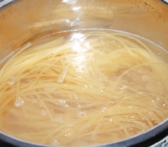 Mì spaghetti sau khi mua về, tháo bọc, cho lên nồi nước sôi luộc khoảng 2 phút. Nhớ thêm một chút muối vào để mì đậm đà.