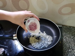 Bắc chảo lên bếp bạn cho khoảng 2 muỗng canh dầu vào và đợi nóng, sau đó cho tỏi và hành băm vào phi thơm vàng, tiếp đến cho hành tây, cà chua vào đảo đều cho nguyên liệu mềm và ra nước.