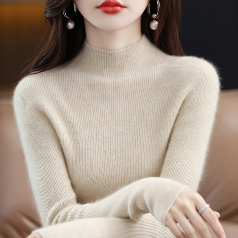 Seamless women's sweater made of pure wool, fitted
