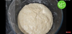 Trộn xong hỗn hợp khô và ướt dùng màng bọc thực phẩm bọc kín bột và để bột nghỉ cho đến khi nở gấp đôi ( tầm 1,5-2 tiếng nhiệt độ phòng).