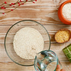 Đầu tiên, cho 200gr đậu xanh cà vỏ vào tô đổ nước vào ngâm 2 tiếng cho đậu mềm. Ngâm gạo nếp 6 tiếng để nếp mềm, nấu nhanh hơn.