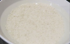 Gạo nếp ngâm trong nước khoảng 3 giờ hoặc qua đêm.
