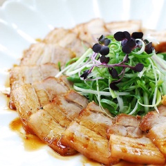 Bày trí ra đĩa và thưởng thức. Thịt ba chỉ hầm là món ăn ngon miệng, chỉ cần bỏ tí thời gian tẩm ướp và có thể mang đi hầm chín mềm, béo thơm. Không chỉ ăn ngay với cơm mà có thể cuốn cùng xách lách, rau sống rất hợp.