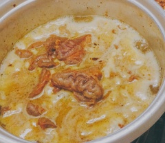 Bắc nồi lên bếp, cho một muỗng canh dầu ăn vào xào thơm tỏi băm. Tiếp theo cho thịt bắp bò vào xào khoảng 5-7 phút thì cho nước dừa vào đảo đều. Nồi bắp bò sôi lên thì vặn lửa nhỏ rồi đổ 2 tô nước lọc vào nồi hầm trong vòng 1 tiếng cho nhừ.