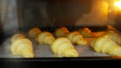 Xếp những chiếc bánh Croissant đã cuộn vào mâm, ủ 2 -2,5 tiếng ở nơi kín gió, nhiệt độ phòng. Cho tới khi bánh lớn gấp 1,5 lần. Sau đó phết hỗn hợp whipping cream và trứng gà theo tỉ lệ 1:1 lên mặt bánh và đem nướng ở nhiệt độ 200 độ C trong vòng 20 phút.