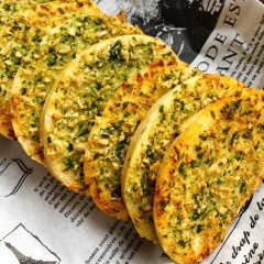 Bánh bao nướng bơ tỏi giúp bạn tận dụng được nguyên liệu bánh bao cũ để biến tấu ra món bánh bao nướng giòn rụm, béo ngon, thơm hương bơ tỏi và cần tây rất ngon miệng. Dùng ăn sáng hoặc ăn lót dạ trong các bữa ăn phụ của cả nhà để rất tuyệt vời.