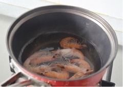 Tôm rửa sạch, cắt bỏ râu, cho vào nồi, luộc chín. Vớt tôm ra, để nguội.