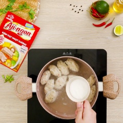 Nêm gia vị gồm 1/2 muỗng cà phê muối, 2 muỗng cà phê hạt nêm Aji-ngon®, 3 muỗng canh đường, 4 muỗng canh nước cốt chanh, cho cà chua và bông thiên lý vào nấu chín, cho hành ngò và ớt vào, tắt lửa.