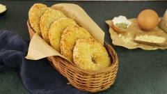 Bánh donut khoai tây ăn ngon nhất khi còn nóng giòn, phần nhân phô mai chảy kéo sợi rất hấp dẫn, ăn kèm tương ớt hoặc sốt mayonnaise rất hợp vị. Các bạn hãy làm nhiều trữ sẵn trong tủ đông, khi nào các bé thèm thì chỉ cần lấy ra lăn bột, trứng gà và chiên lên là có ăn liền rồi. Vừa thơm ngon vừa an toàn, cách làm lại rất đơn giản, còn chần chừ gì mà không vào bếp cùng Cooky nào.