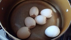 Trứng gà dùng muỗng gõ nhẹ phía đầu to, khoét 1 lỗ tròn đủ để vừa miếng xoài, lắc nhẹ cho lòng đỏ, lòng trắng ra. Rửa sạch. Đun sôi kỹ với nước có chút muối và lá dứa khoảng 10 phút để tạo hương thơm rồi để ráo.