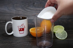 Xí muội viên mình cắt nhuyễn thịt bỏ hạt. Tất cả các công thức tiếp theo đường mình sẽ pha thành đường nước trước khi pha cùng trà. Tỷ lệ vẫn là 3:2 không đổi 30gr đường 20ml nước sôi. Đường hòa tan cùng nước sôi thành hỗn hợp sirup đường đặc kẹo. Cho xí muội nghiền nhuyễn cùng đường vào ly.