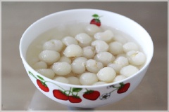 Cho nhãn bọc hạt sen vào nồi nước chè lúc nãy nấu cho sôi lại với 1/2 muỗng cà phê vani rồi tắt bếp. Chuẩn bị sẵn tô nước đá lạnh, chè vừa sôi lại là tắt bếp, vớt nhãn lồng hạt sen ra cho vào tô nước này để nhãn giữ được độ giòn. Sau đó vớt ra để riêng.
