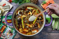Trong lúc chờ hoàn tất nồi nước dùng, thì chúng ta ngâm nở rồi vắt ráo bò lát, cắt đôi bò viên chay, cắt khối vuông đậu hủ và cắt lát chả chay. Sau 15', khi các nguyên liệu tạo mùi như sả, quế, định hương.... đã ra mùi hương trong nước dùng, thì cho toàn bộ nấm đã xào cùng các nguyên liệu ăn kèm như đậu hủ, chả chay, bò lát, bò viên vào nồi nước dùng. Nấu sôi trở lại và nêm nếm gia vị theo định lượng. Nấu sôi thêm 3' nữa cho các nguyên liệu chín đều, thấm vị thì thêm vào nồi nước màu dầu điều, sa tế chay là hoàn tất.