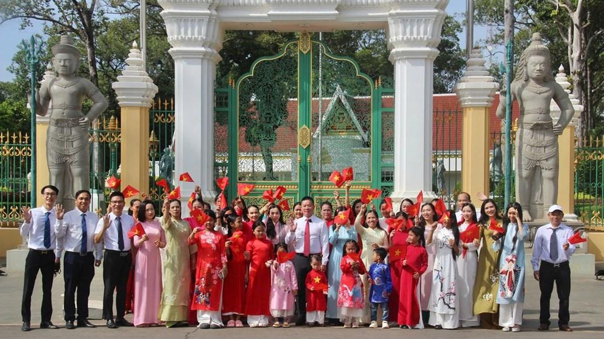 Áo dài 'kể chuyện' văn hóa Việt tại cố đô Siem Reap - Báo Văn hóa