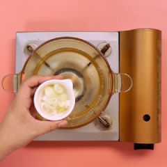 Cho khoảng 2 chén nước vào nồi. Bật lửa lớn và nấu sôi nước. Cho tỏi và hành boa rô vào. Khuấy đều, khi hành hơi chín thì nêm 1 muỗng canh nước tương, 1 muỗng cà phê muối, 1/4 muỗng cà phê tiêu, 1/4 muỗng cà phê hạt nêm vào nước canh. Khuấy đều tay, nếm thử xem nước canh giá đỗ đã vừa ăn chưa và nêm thêm nếu cần.
