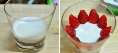 Đổ một lớp sữa chua lên trên mặt bánh. Dâu tây rửa sạch cắt đôi, đặt các nửa dâu tây lên trên lớp sữa chua.